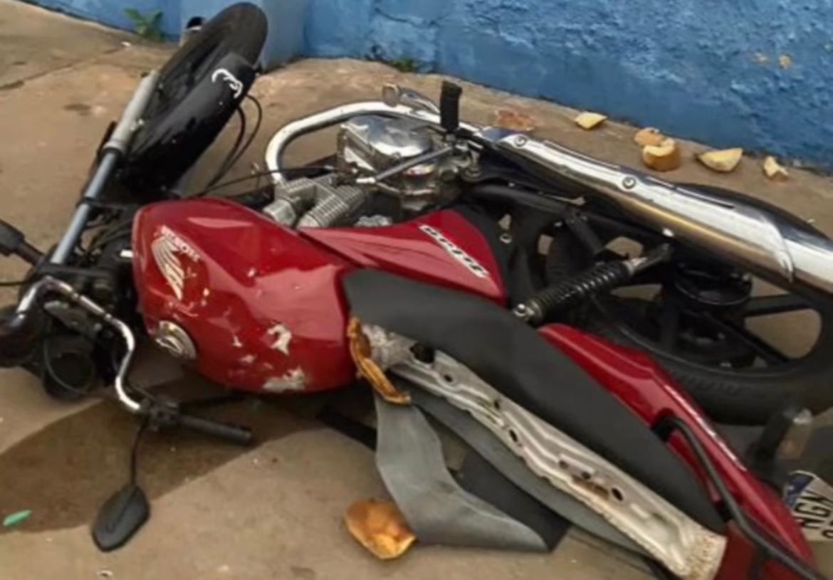 Vítimas das traição danificaram a moto do namorado com pedradas (Foto: Reprodução)