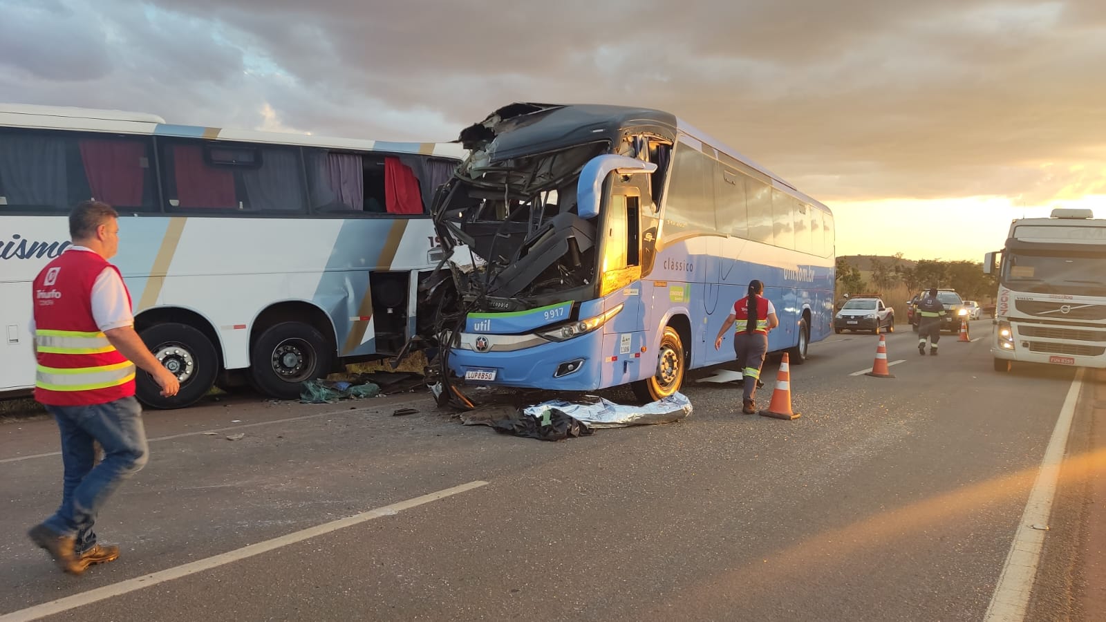 Acidente entre os ônibus aconteceu no KM 82 da BR-060 (Foto: PRF)
