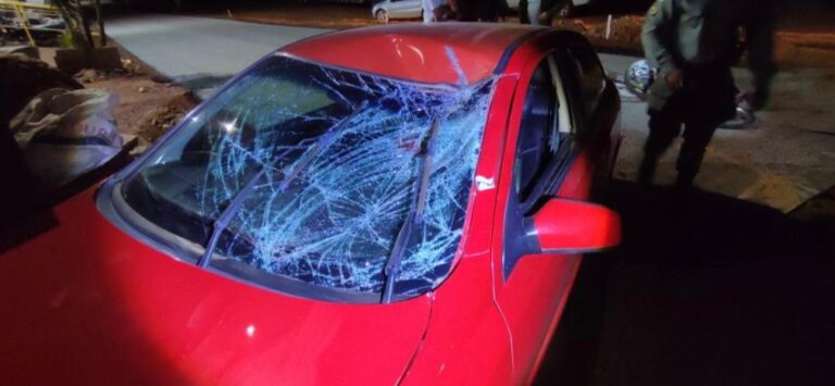 Para-brisa do carro que atingiu os ciclistas (Foto: Divulgação - Polícia Militar)