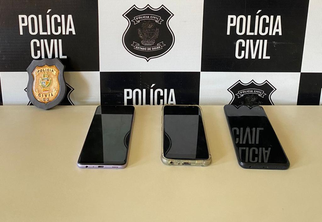 Três aparelhos celulares foram apreendidos pela DPCA (Foto: Polícia Civil)