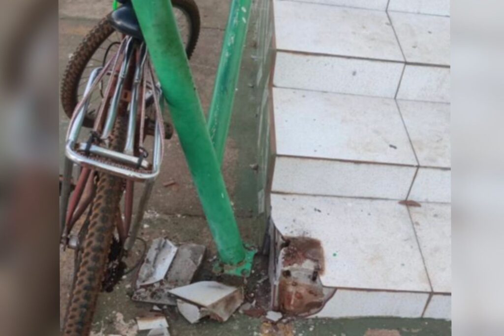Corrimão danificado pelo suspeito que tentou furtar a bicicleta (Foto: Polícia Militar)