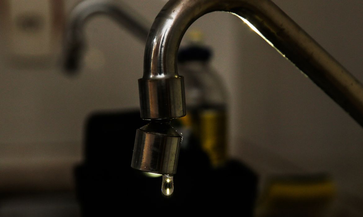Saneago solicita aos clientes o consumo moderado das reservas domiciliares de água tratada (Foto: Marcello Casal Jr. / Agência Brasil)