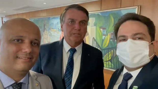 Selfie de Roberto Naves com Major Vitor Hugo e Jair Bolsonaro (Foto: Reprodução)