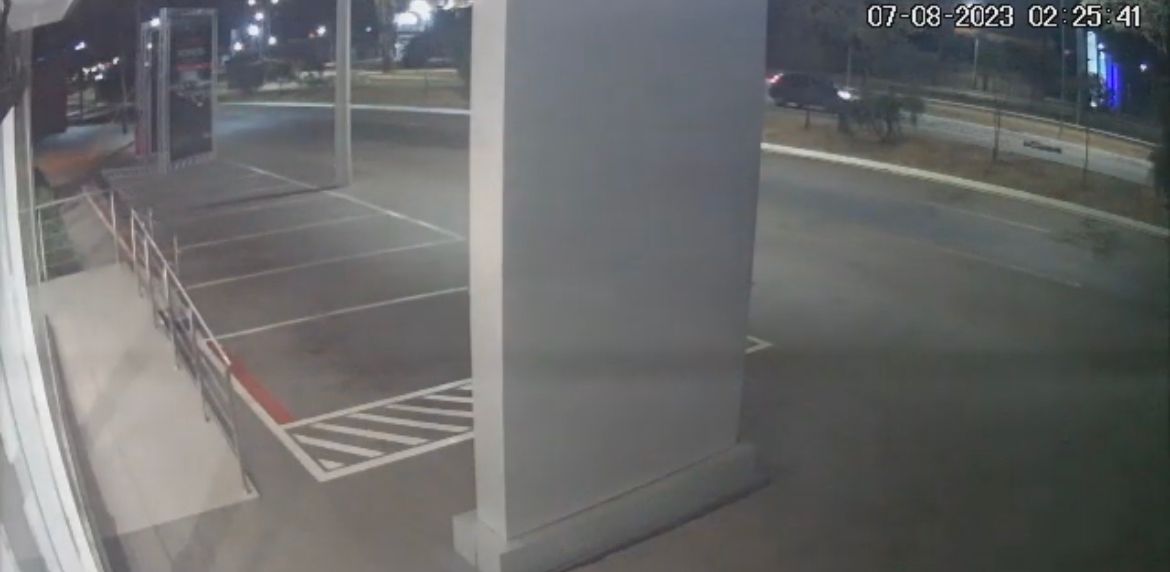 Câmera de empresa flagrou todo contexto do atropelamento (Foto: Captura)