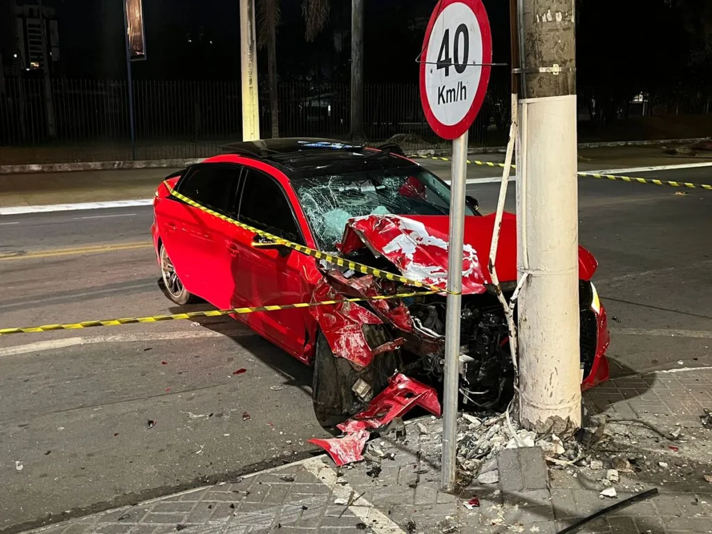 Parte frontal do I/Audi A3 ficou destruída (Foto: Jonathan Cavalcante / Rádio São Francisco)
