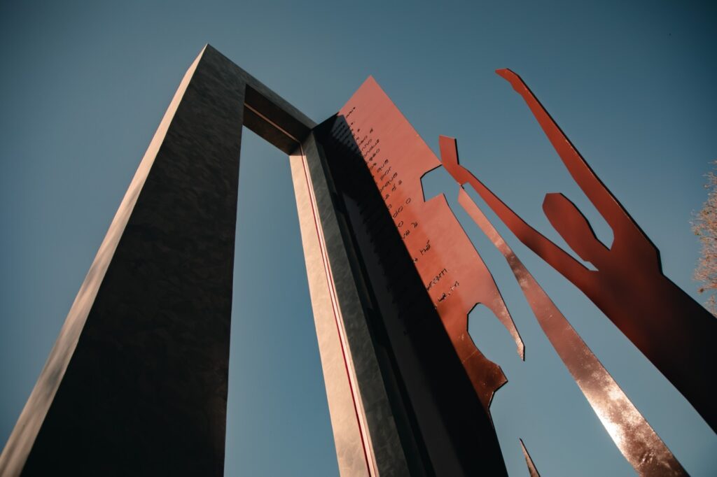 Novo monumento de arte sacra no centro da Praça da Bíblia (Foto: Prefeitura de Anápolis)