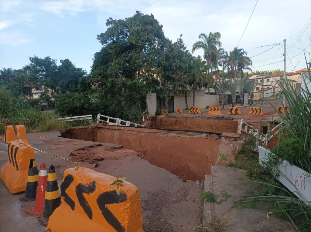 Ponte no bairro Maracanã após os danos causados pela chuva no mês de fevereiro (Foto: Gabriel Emilliano Rodrigues)