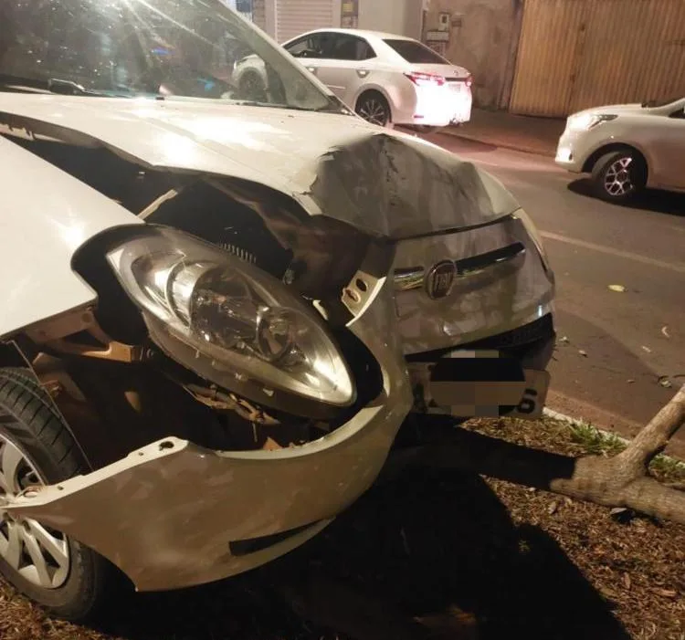Parte frontal do carro ficou danificada com o impacto da batida (Foto: Divulgação - PM)