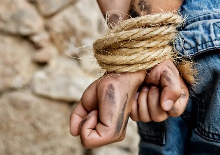 Mãos e pés do suspeito foram amarrados por uma corda (Foto ilustrativa: iStock)