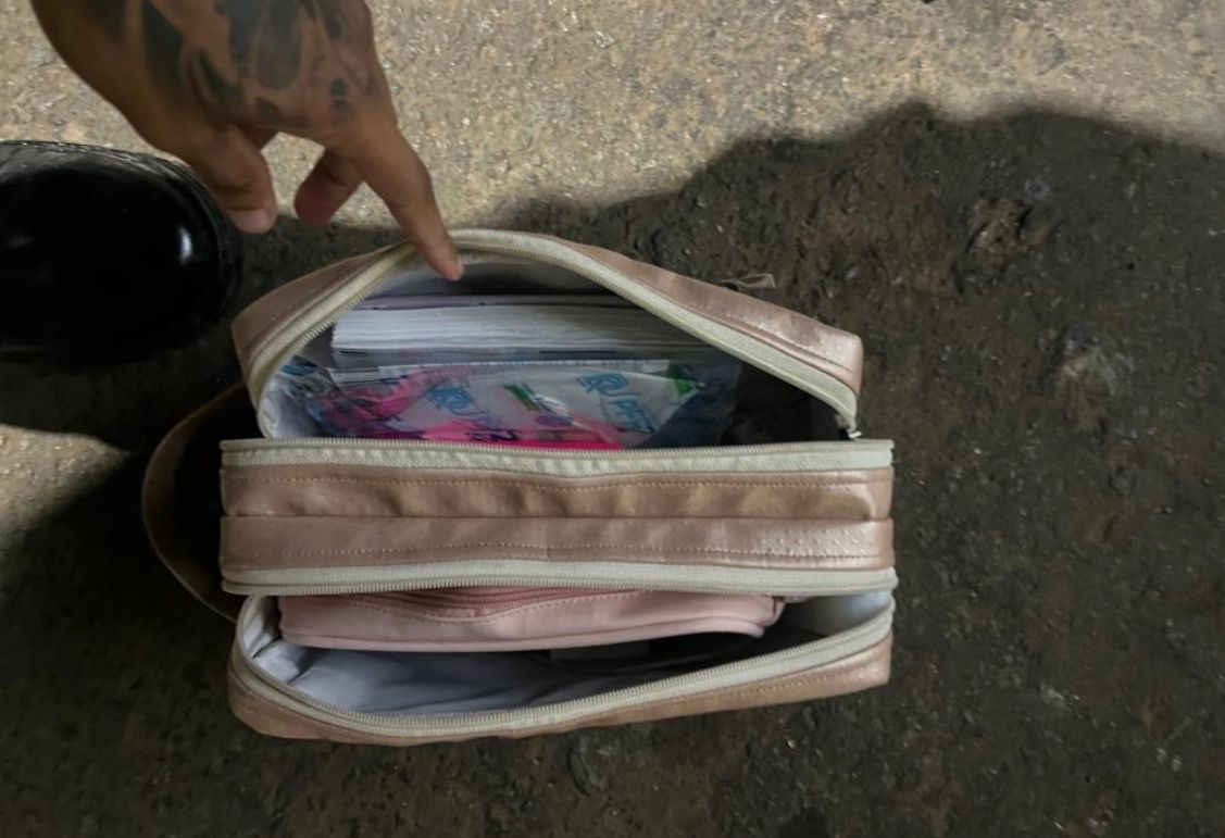 Bolsa da enfermeira que havia sido roubada e imagem do suspeito (Foto: Reprodução)