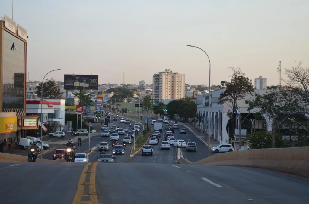 Vista da Avenida Brasil, próximo ao Centro Administrativo (Foto: Anápolis na Rede
