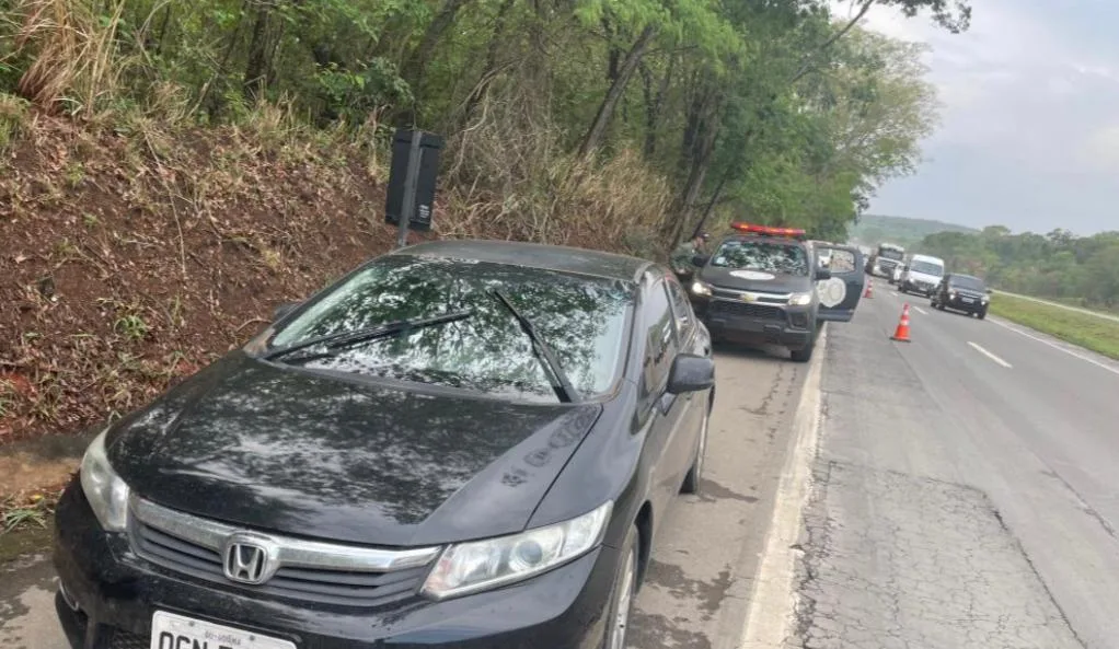 Honda Civic era furtado e foi apreendido durante o confronto às margens da BR-153 (Foto: Divulgação - GRAER)