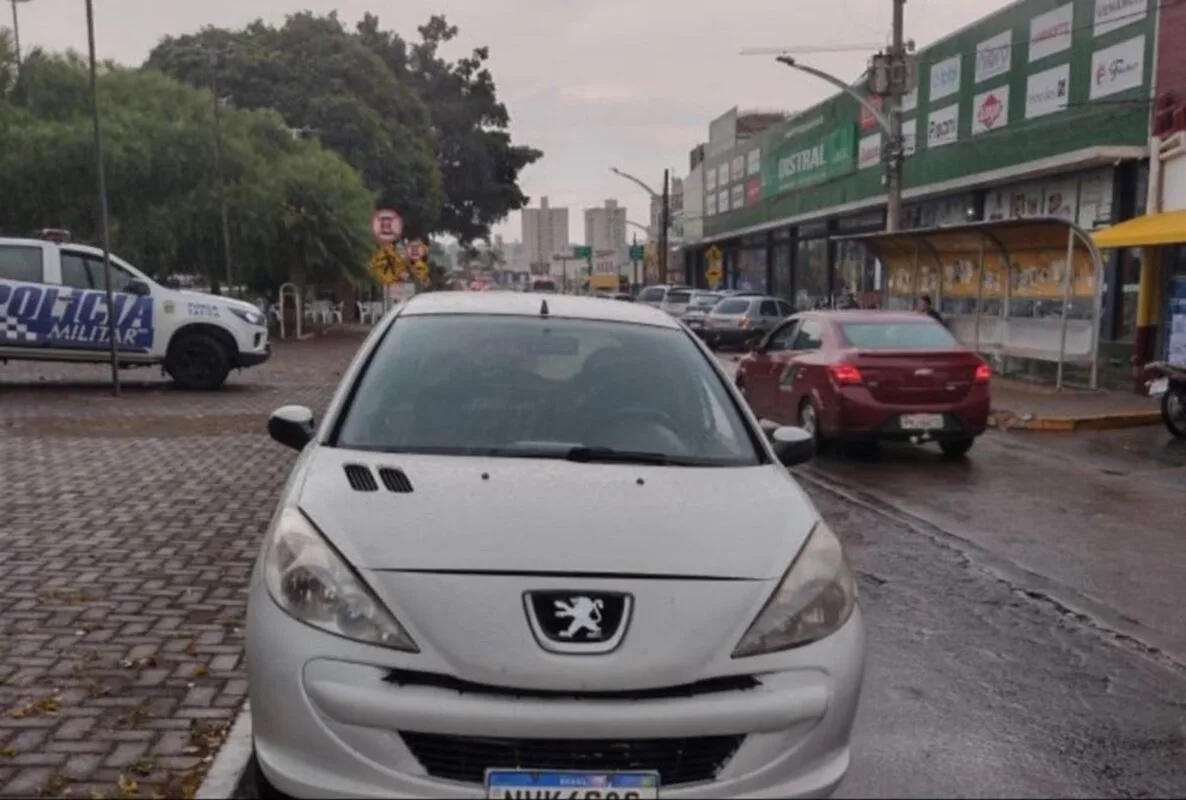 Carro do motorista estava na contramão ao passar pela Praça Oeste (Foto: Divulgação - Força Tática 3º CRPM)