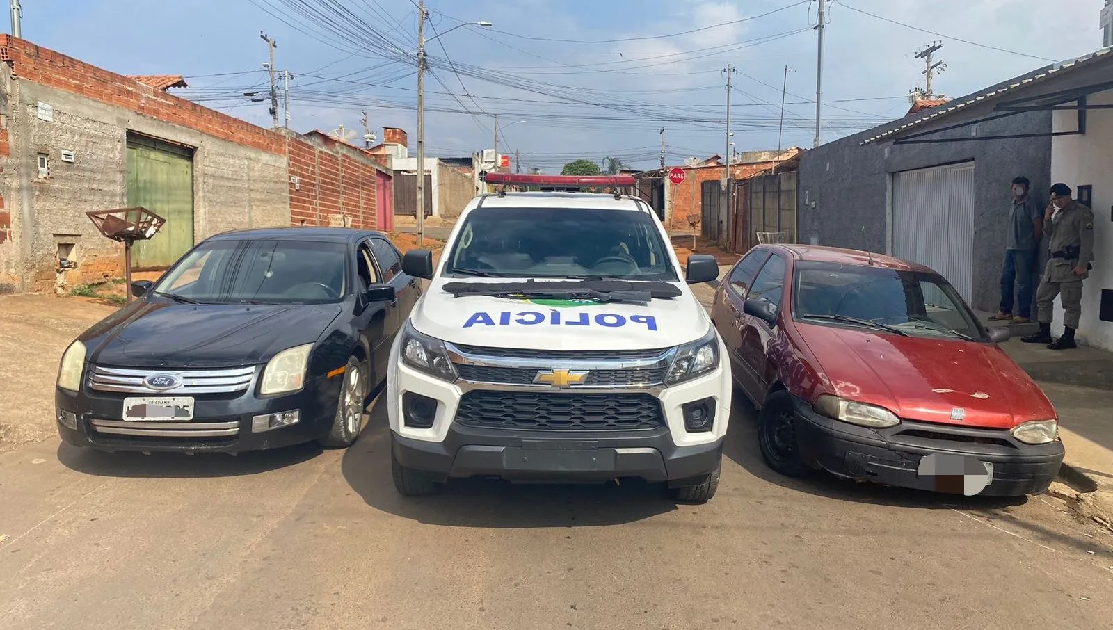 Ford Fusion e Fiat Pálio apreendidos por policiais do 4º BPM (Foto: Divulgação - Força Tática)