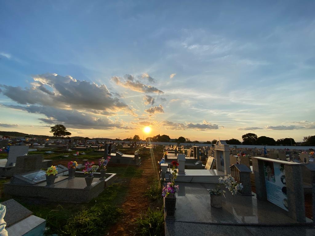 Pôr do sol no Cemitério Parque, situado no setor Vila Mariana (Foto: Jonathan Cavalcante)