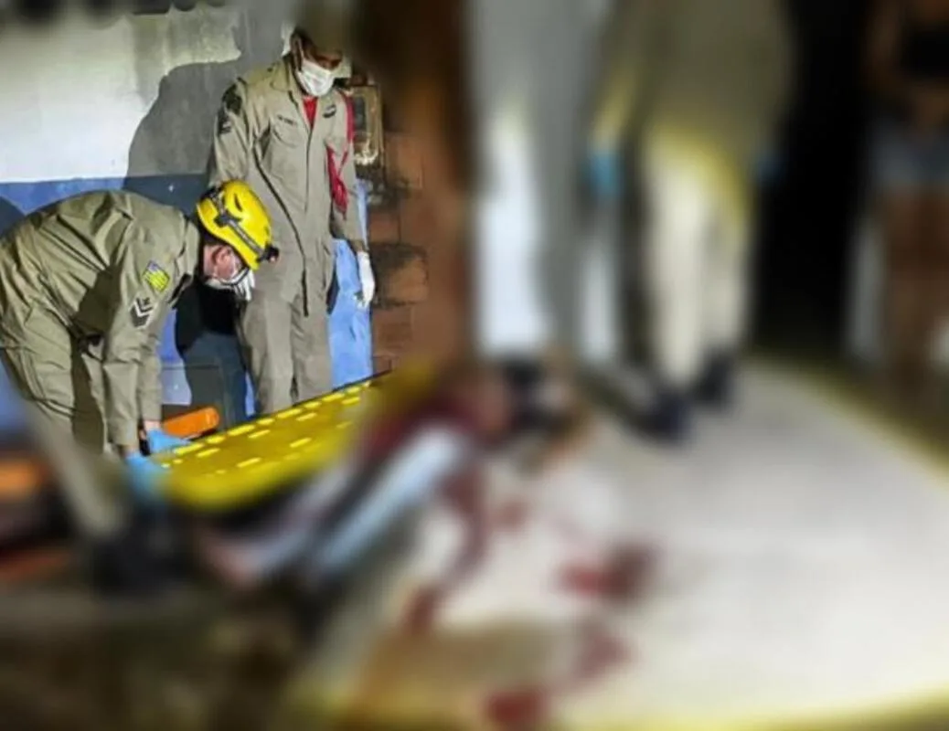 Militares do Corpo de Bombeiros resgataram a vítima, que faleceu no hospital (Foto: Reprodução)