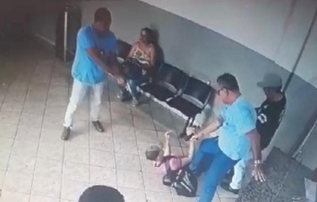 Jovem invadiu a delegacia armado com uma faca, e foi imobilizado por três policiais civis (Foto: Captura)