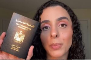 Hyatt Omar com seu passaporte palestino (Foto: Captura)