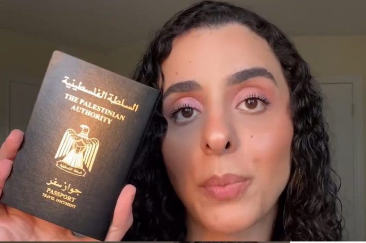 Hyatt Omar com seu passaporte palestino (Foto: Captura)