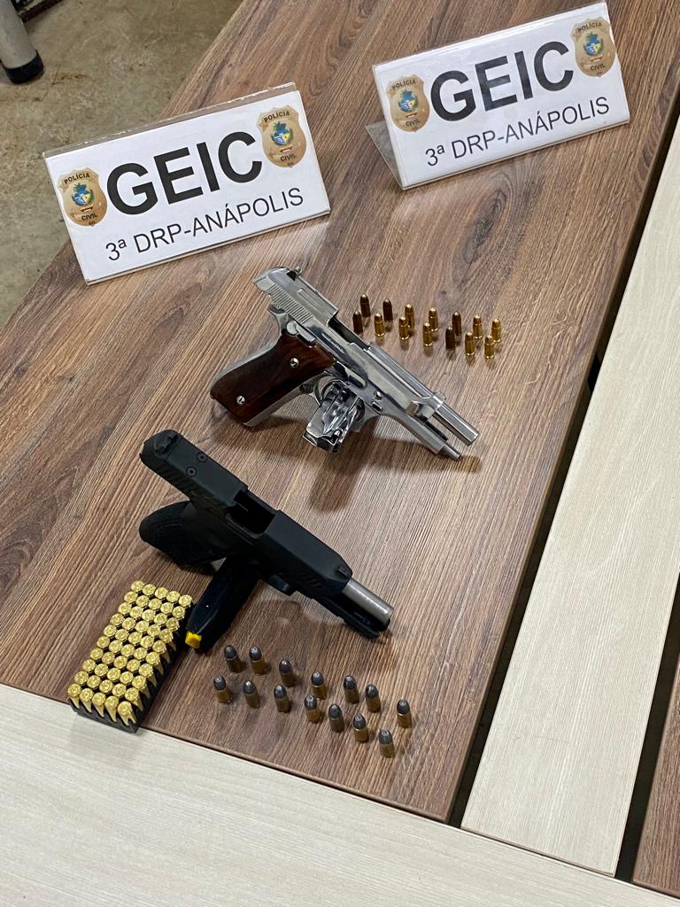 Duas pistolas e diversas munições apreendidas (Foto: GEIC - Polícia Civil)