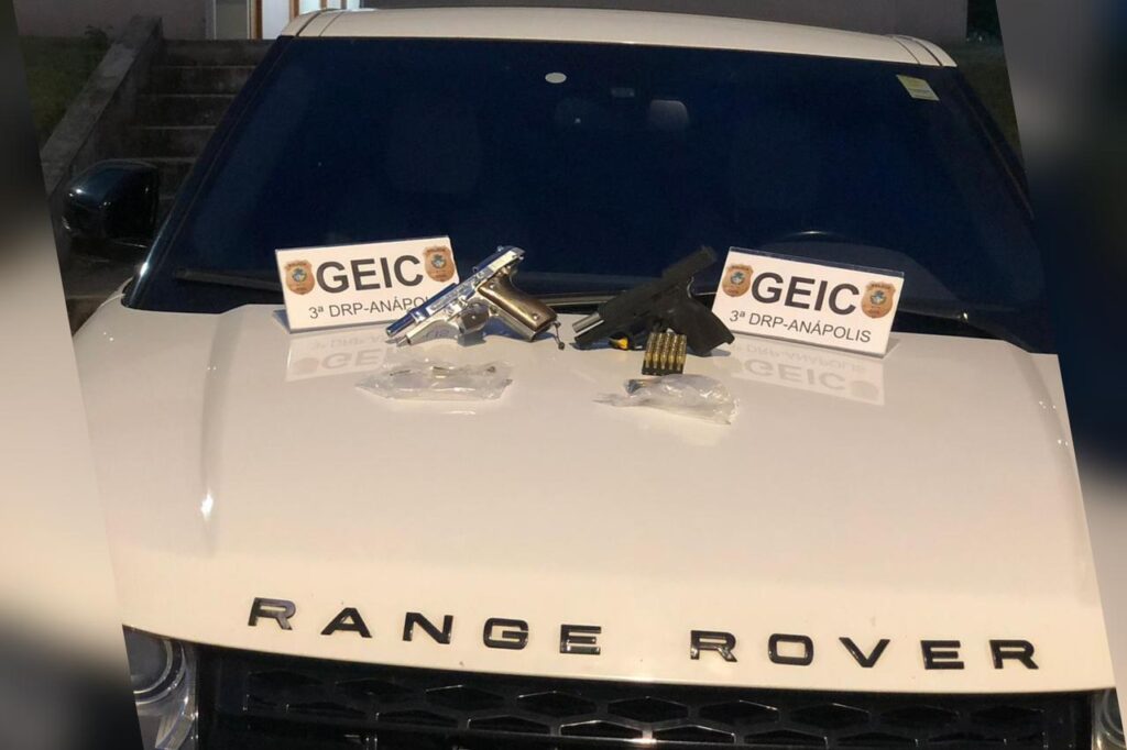 Duas pistolas e o veículo Range Rover foram apreendidos (Foto: GEIC - Polícia Civil)