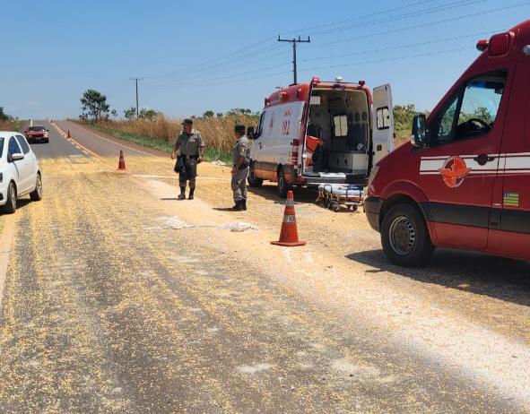 Grãos ficaram espalhados pela pista (Foto: Divulgação - Corpo de Bombeiros)