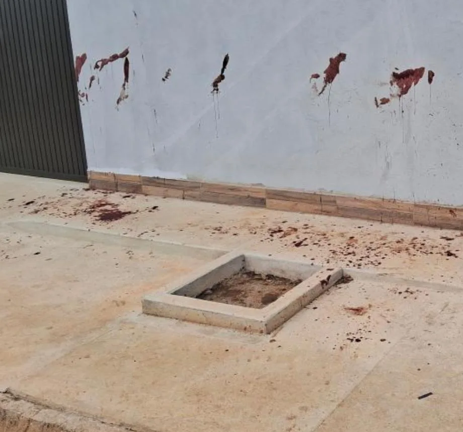 Muro com manchas de sangue após esfaqueamento no setor Vila Norte (Foto: Polícia Militar)