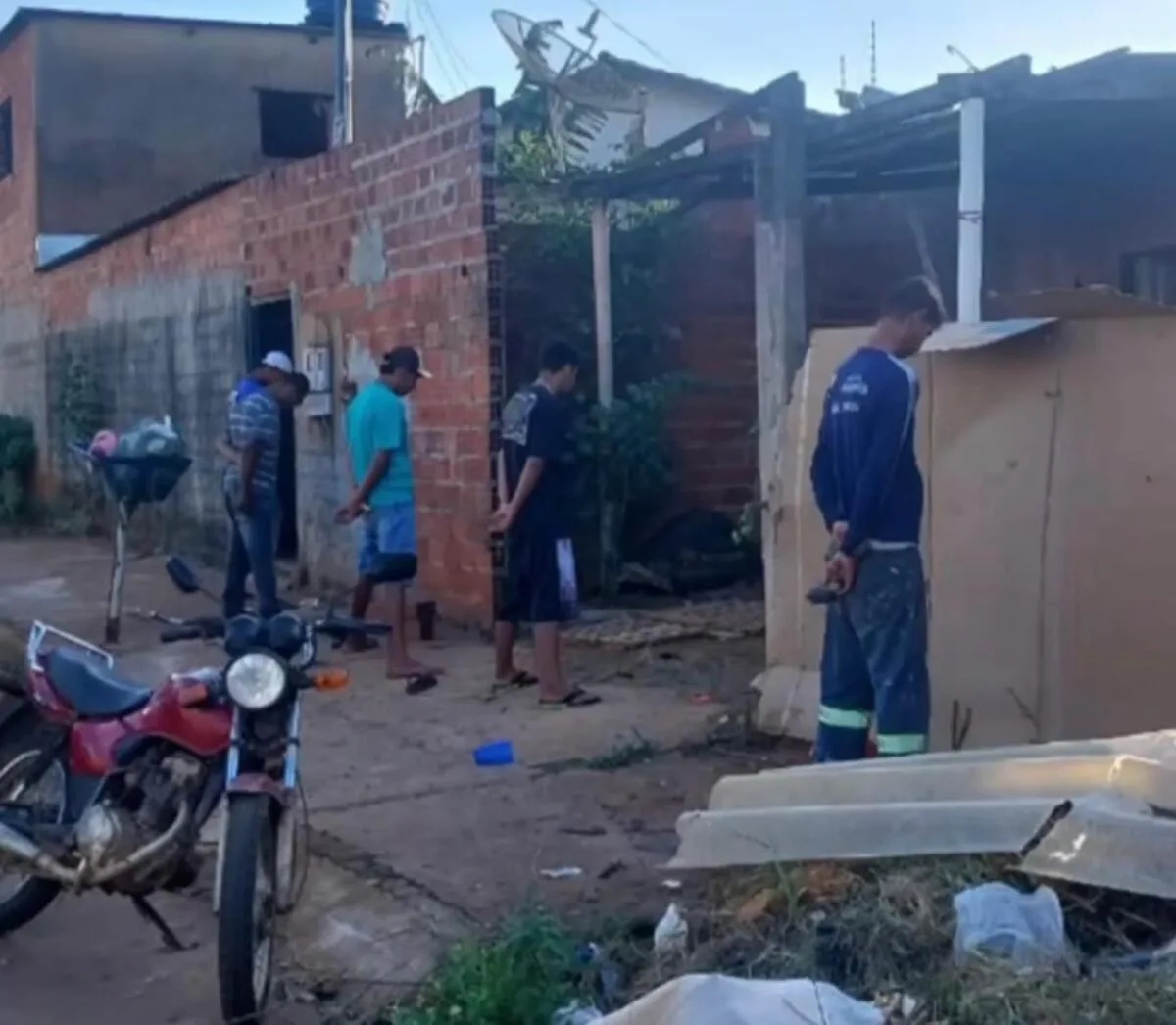 Usuários de drogas foram abordados na porta do 'mocó' (Foto: Divulgação - 4º BPM)