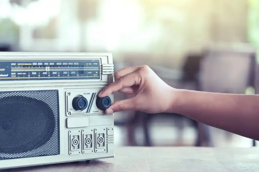 O rádio é companhia de milhões de pessoas (Foto: Free Pik)