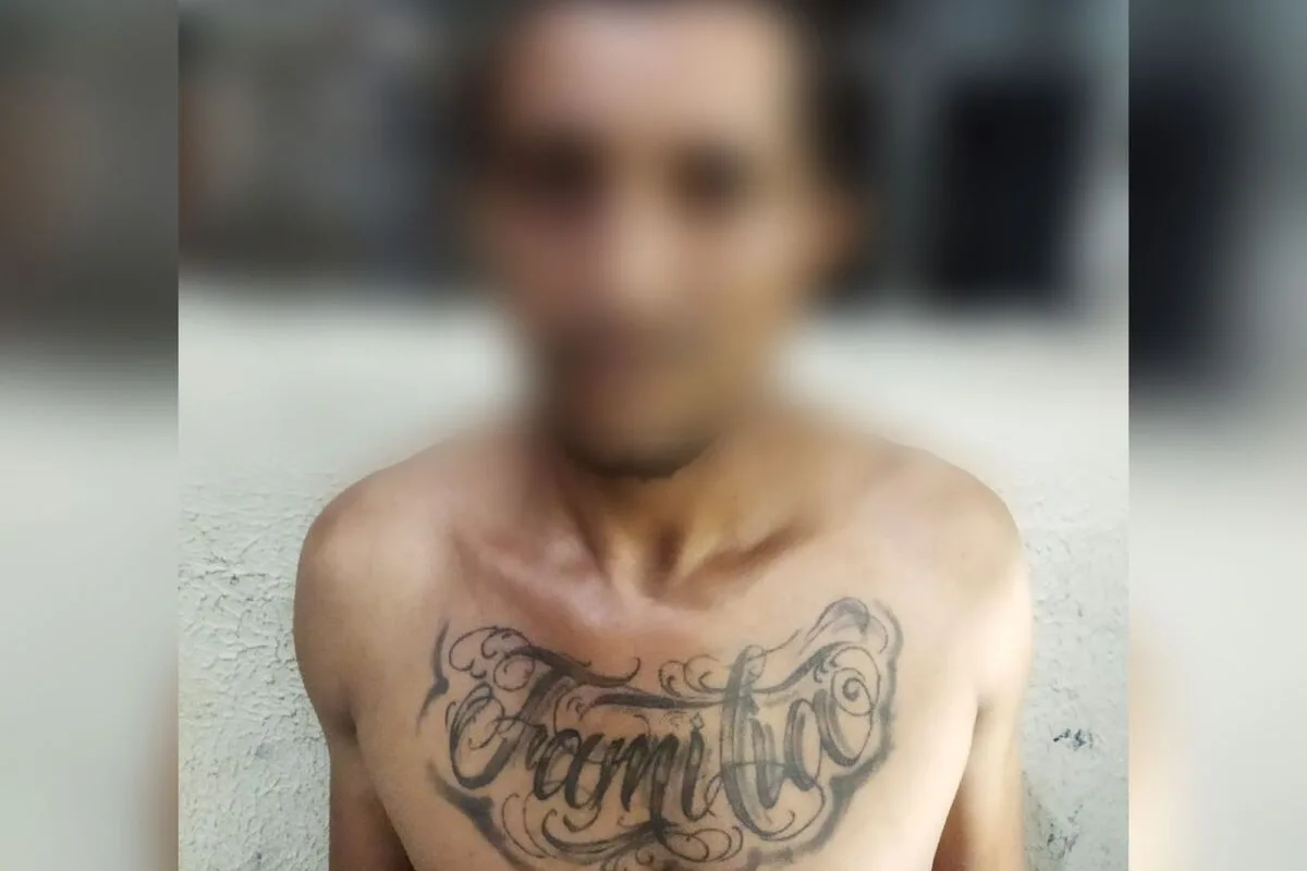 Usuário de drogas preso em flagrante possui tatuagem no tórax (Foto: Reprodução)