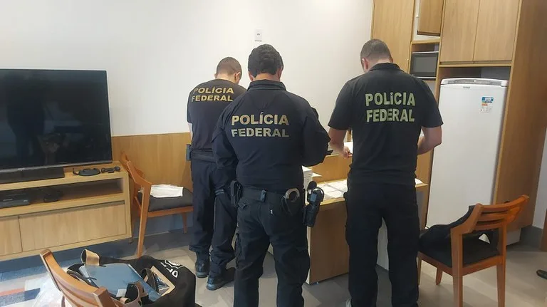 Agentes da PF cumprem mandatos de busca e apreensão (Foto: Reprodução / Polícia Federal)
