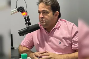 Prefeito Roberto Naves no estúdio da Rádio São Francisco (Foto: Orlando Simenton)