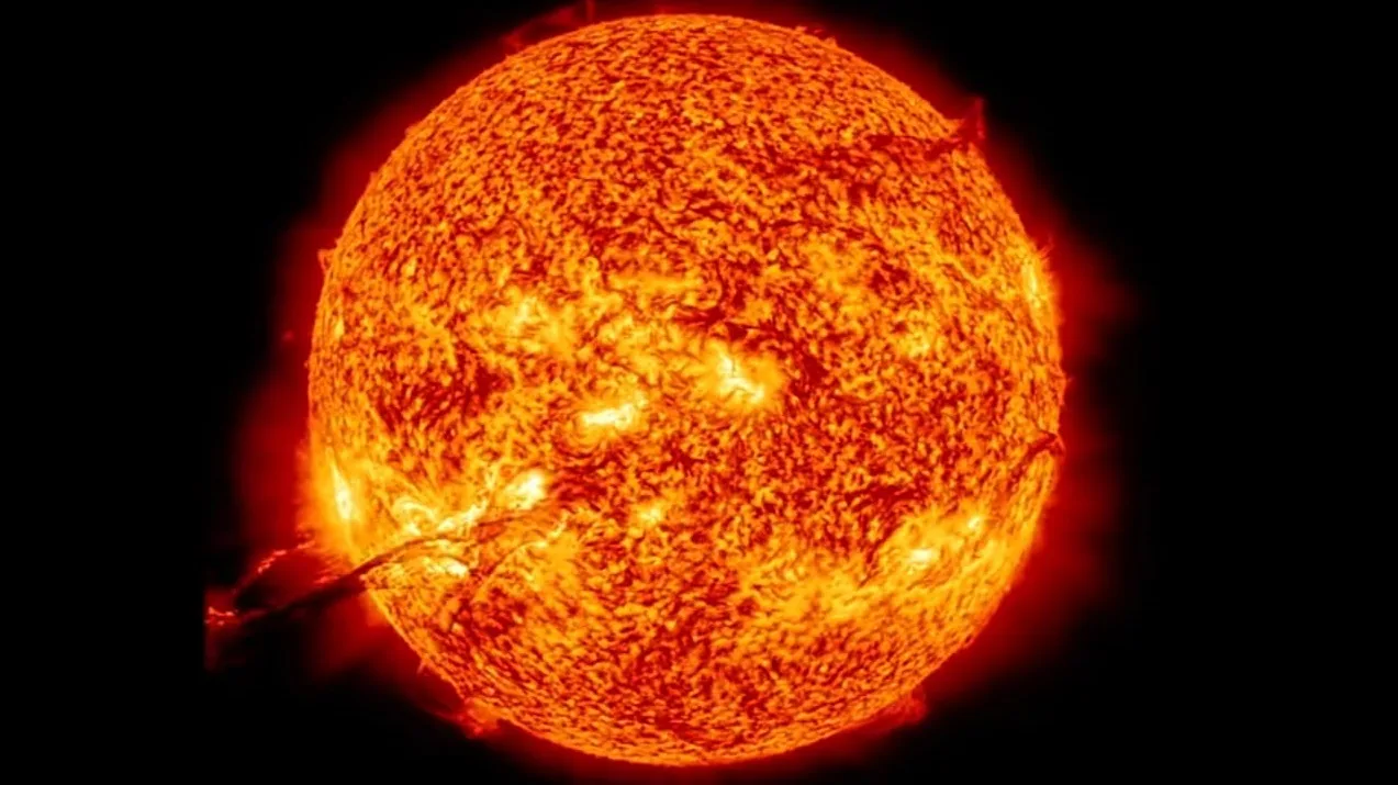 Uma grande erupção solar foi registrada em agosto de 2012. Cientista diz que EMCs ficarão mais frequentes (Foto: Reprodução / NASA)