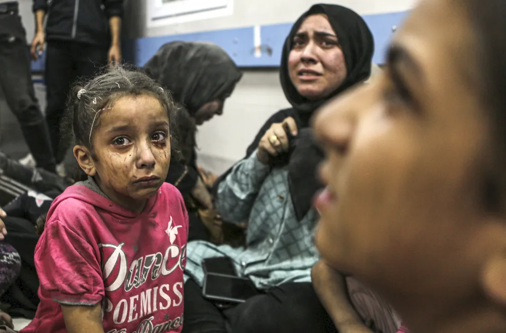 Criança palestina aguarda atendimento no hospital Al Shifa (Foto: Reprodução / Abed Khaled - AP)