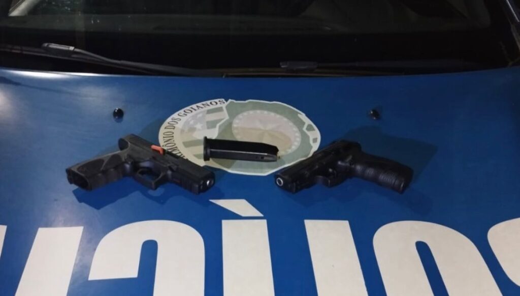 PM apreendeu duas pistolas e carregadores que são de propriedade do empresário (Foto: Divulgação / 37º BPM)