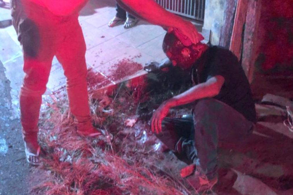 Homem ficou todo ensanguentado e recebeu ajuda de vizinhos (Foto: Reprodução)