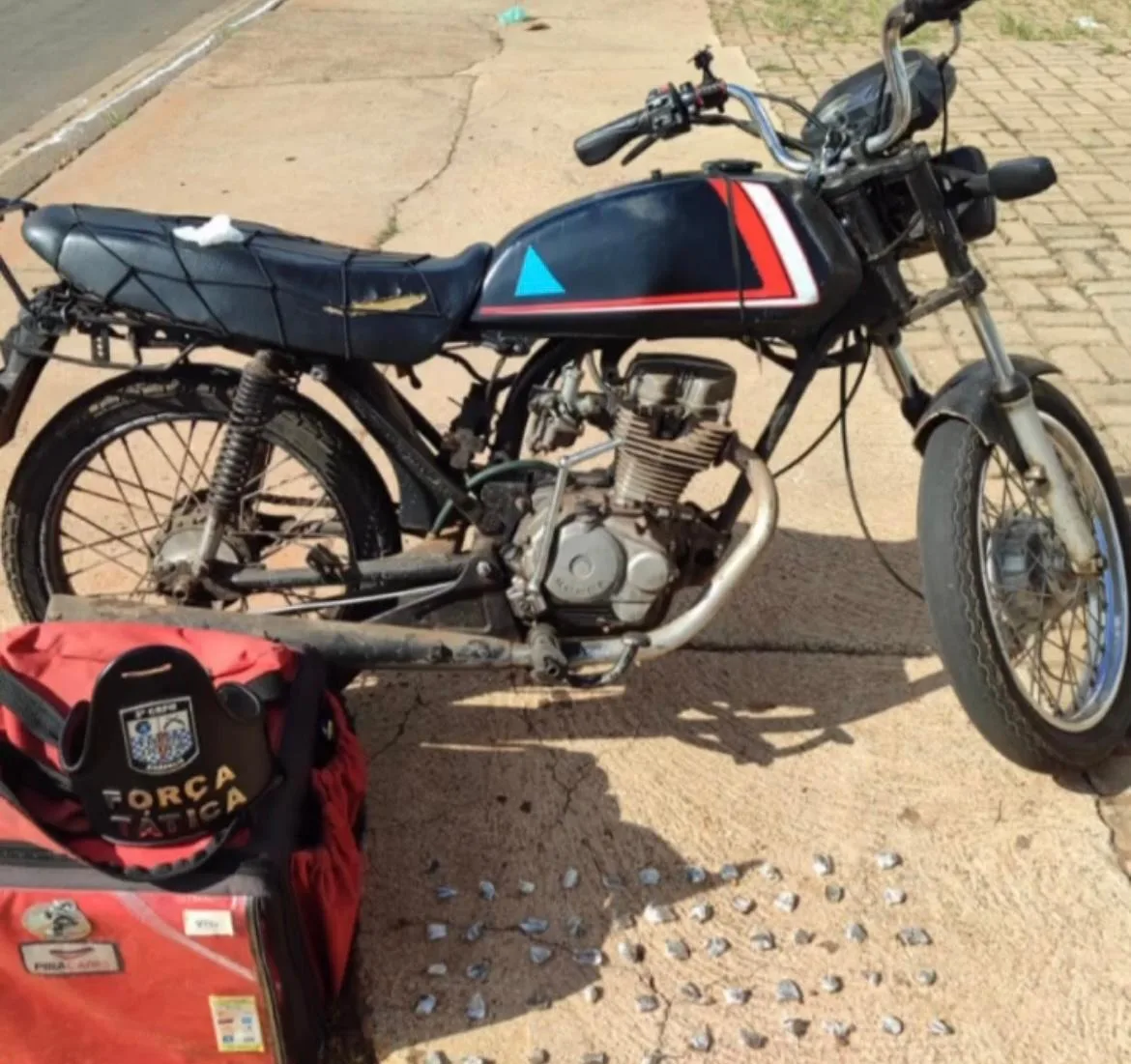 Motocicleta, caixa de entrega e entorpecentes foram apreendidos (Foto: Divulgação/4º BPM)