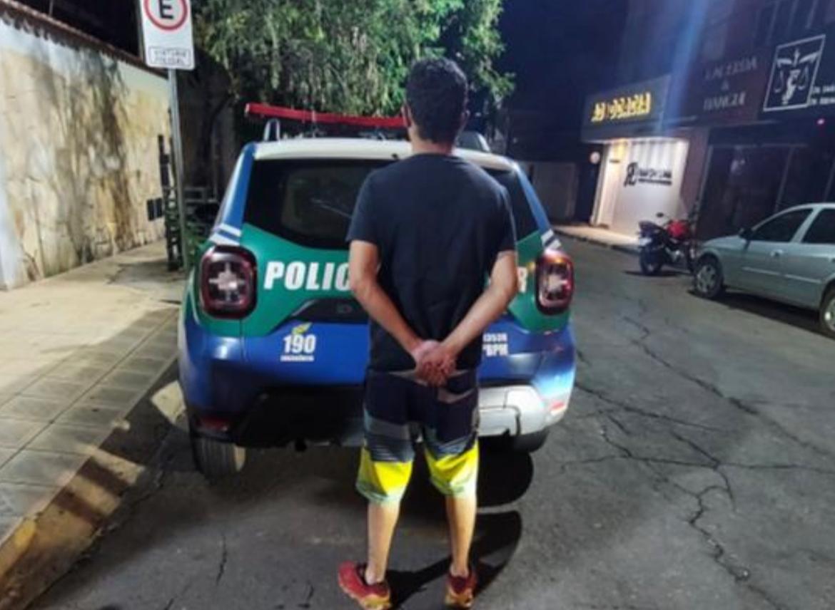 Dono da espingarda foi preso por posse irregular de arma de fogo (Foto: Divulgação/4º BPM)