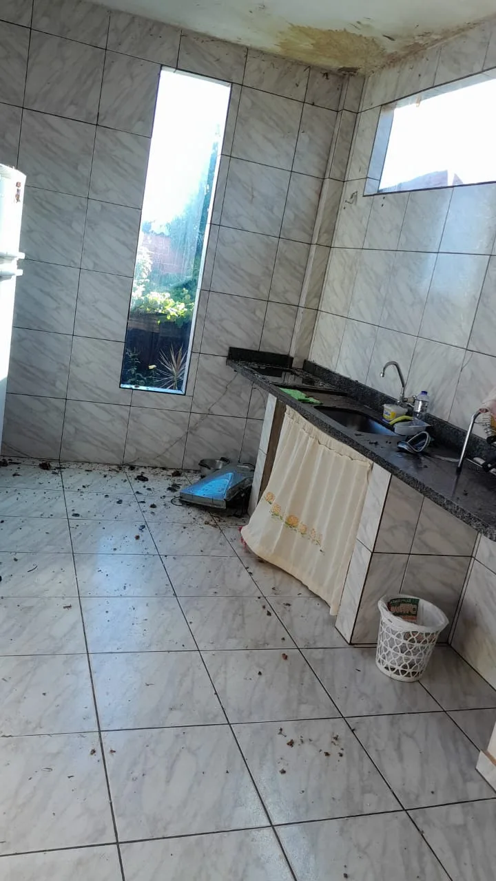 Foto mostra o estrago na cozinha (Foto: Reprodução)