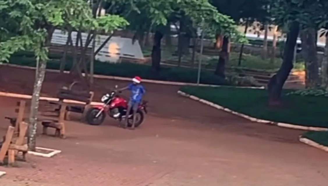 Menor usava gorro de papai noel e pilotava moto na Praça do Ancião (Foto: Captura)