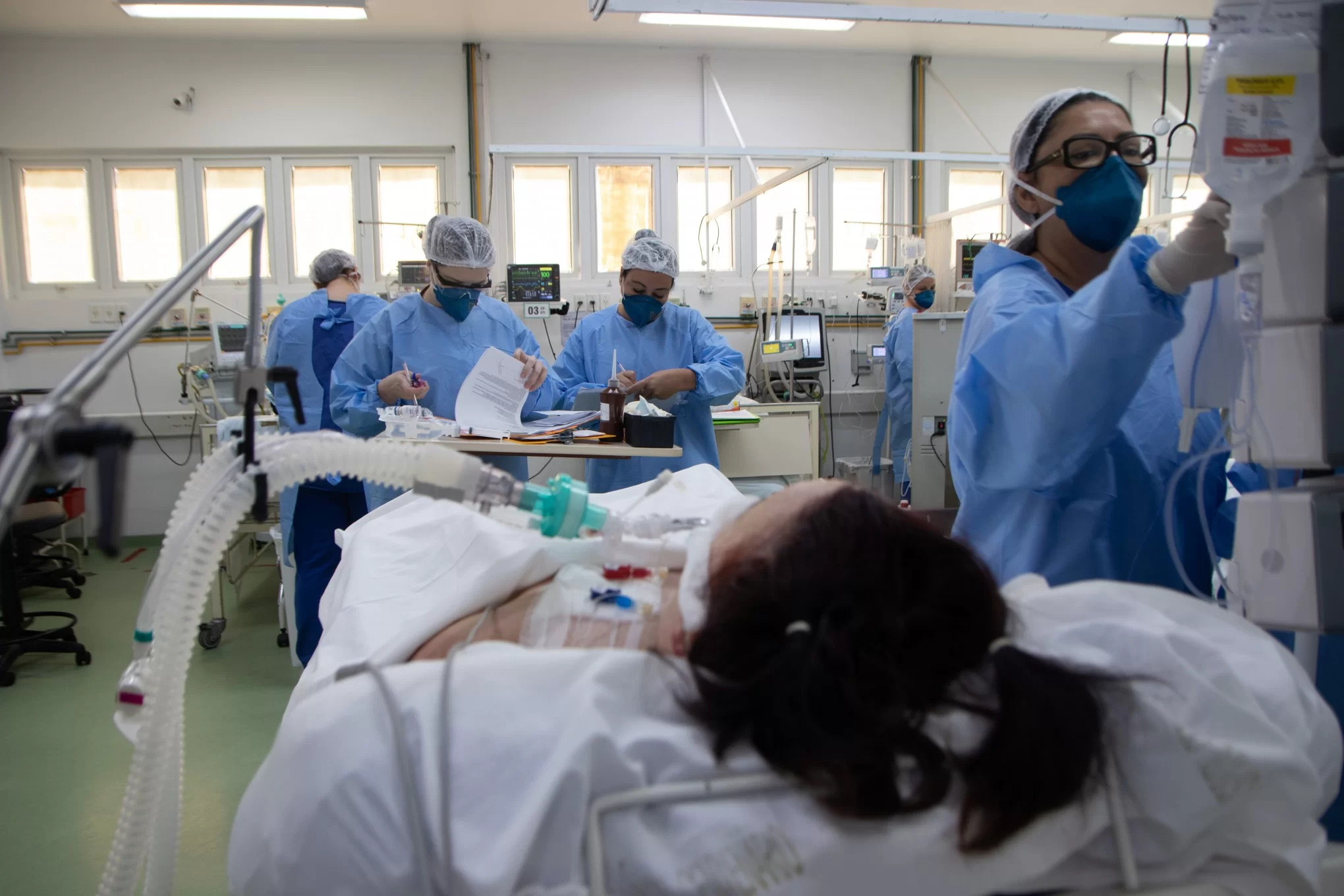 Mulher recebe atendimento médico no hospital (Foto ilustrativa/ reprodução: Thales Ferreira - Prefeitura de São Leopoldo)