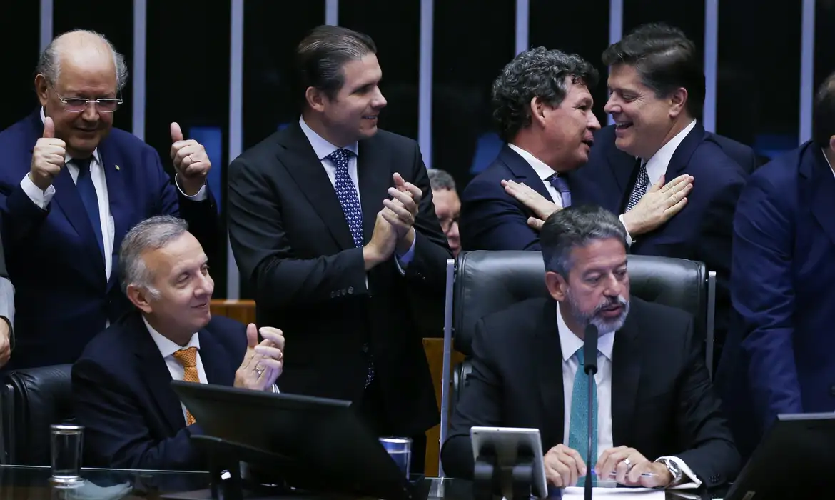 Os parlamentares votaram dois destaques antes de concluir a sessão (Foto: Reprodução / Agência Brasil)