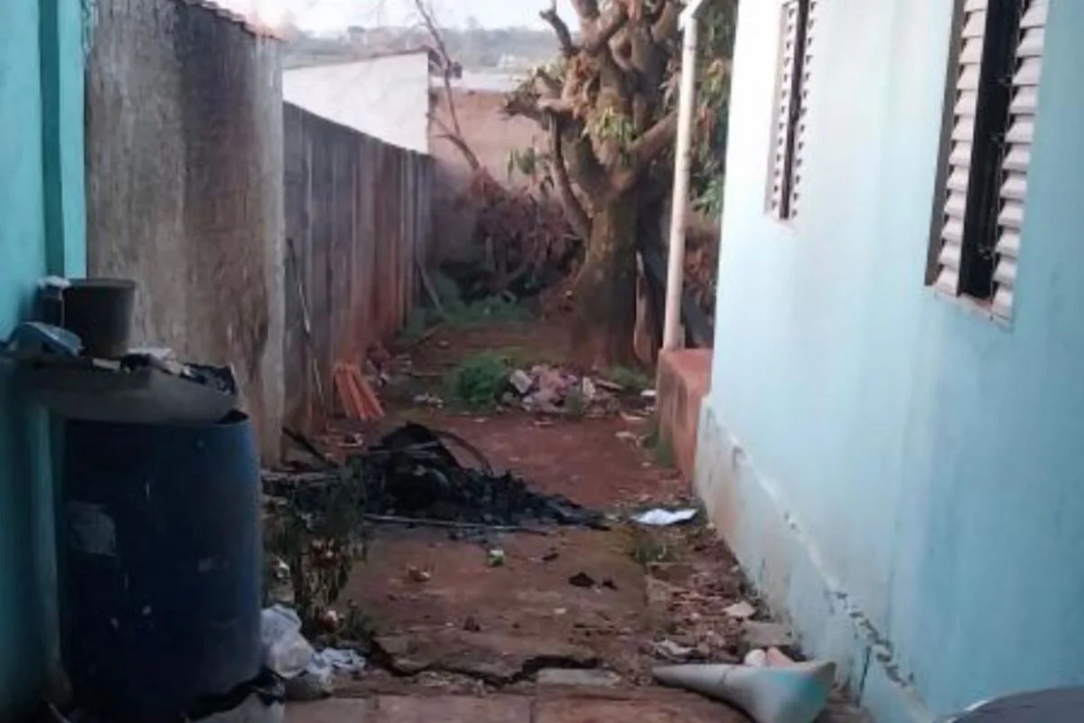 Objetos e roupas queimadas pelo fogo ficaram no quintal do imóvel localizado no Residencial Araguaia (Foto: Reprodução)