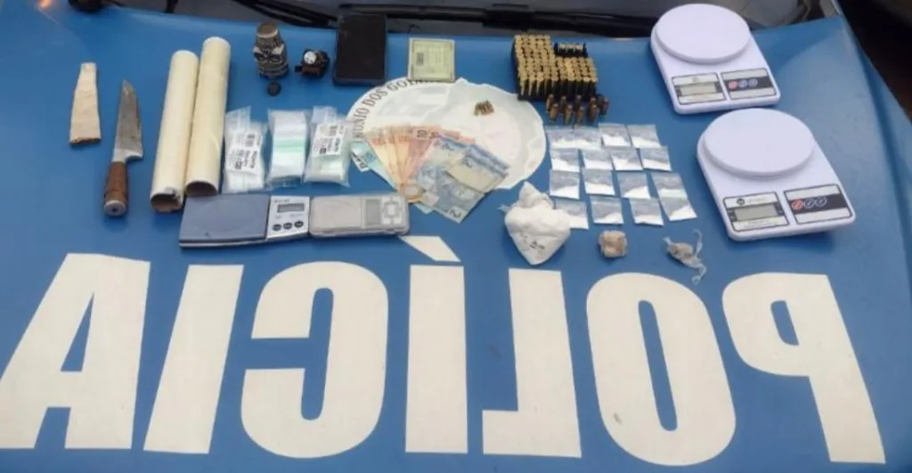 Drogas, munições, dinheiro e demais itens apreendidos pela PM (Foto: Divulgação/37º BPM)