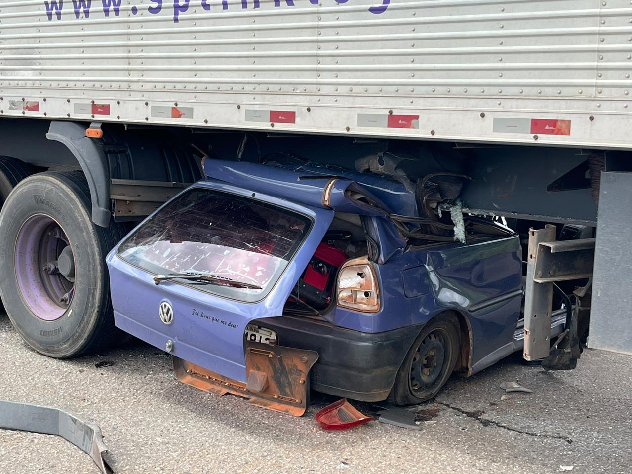 O VW Gol ficou completamente destruído e embaixo do caminhão (Foto de uso exclusivo: Jonathan Cavalcante/Rádio São Francisco FM)