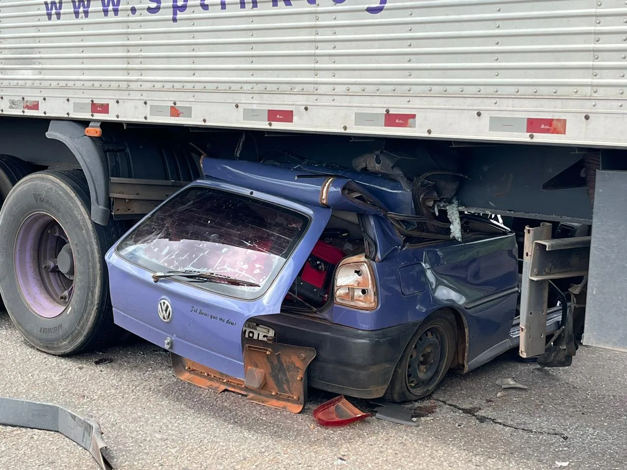 Imagem do acidente mostra que VW Gol ficou destruído e embaixo do caminhão (Foto: Jonathan Cavalcante/Rádio São Francisco FM)