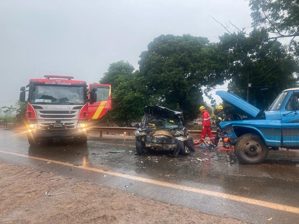 Motorista do carro ficou presa às ferragens (Foto: Divulgação/Bombeiros)