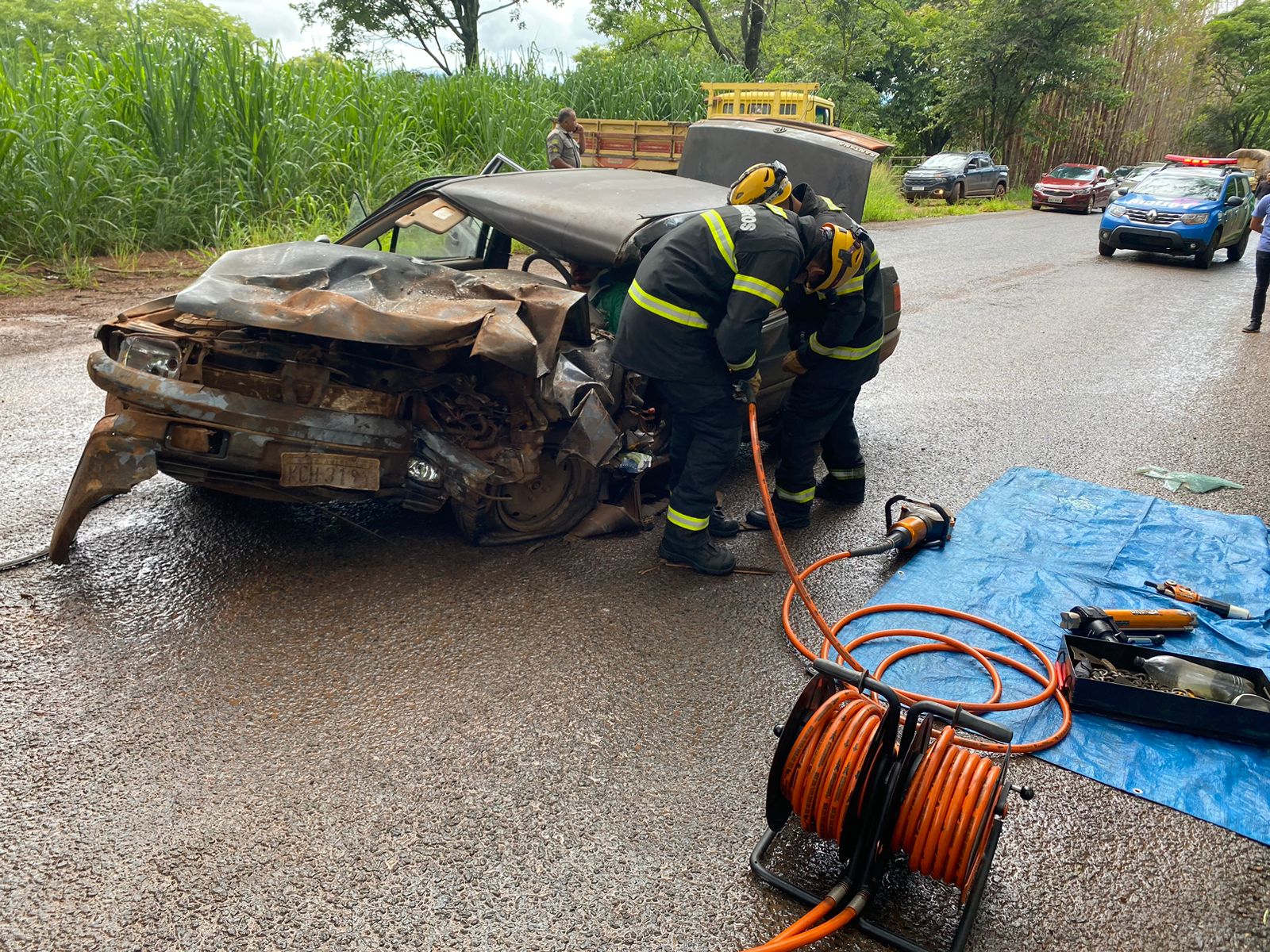 Apesar da gravidade do acidente, o condutor estava consciente durante os primeiros socorros (Foto: Divulgação / CBMGO)
