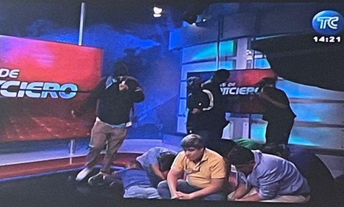 Criminosos ficaram 20 minutos ao vivo (Foto: Captura)