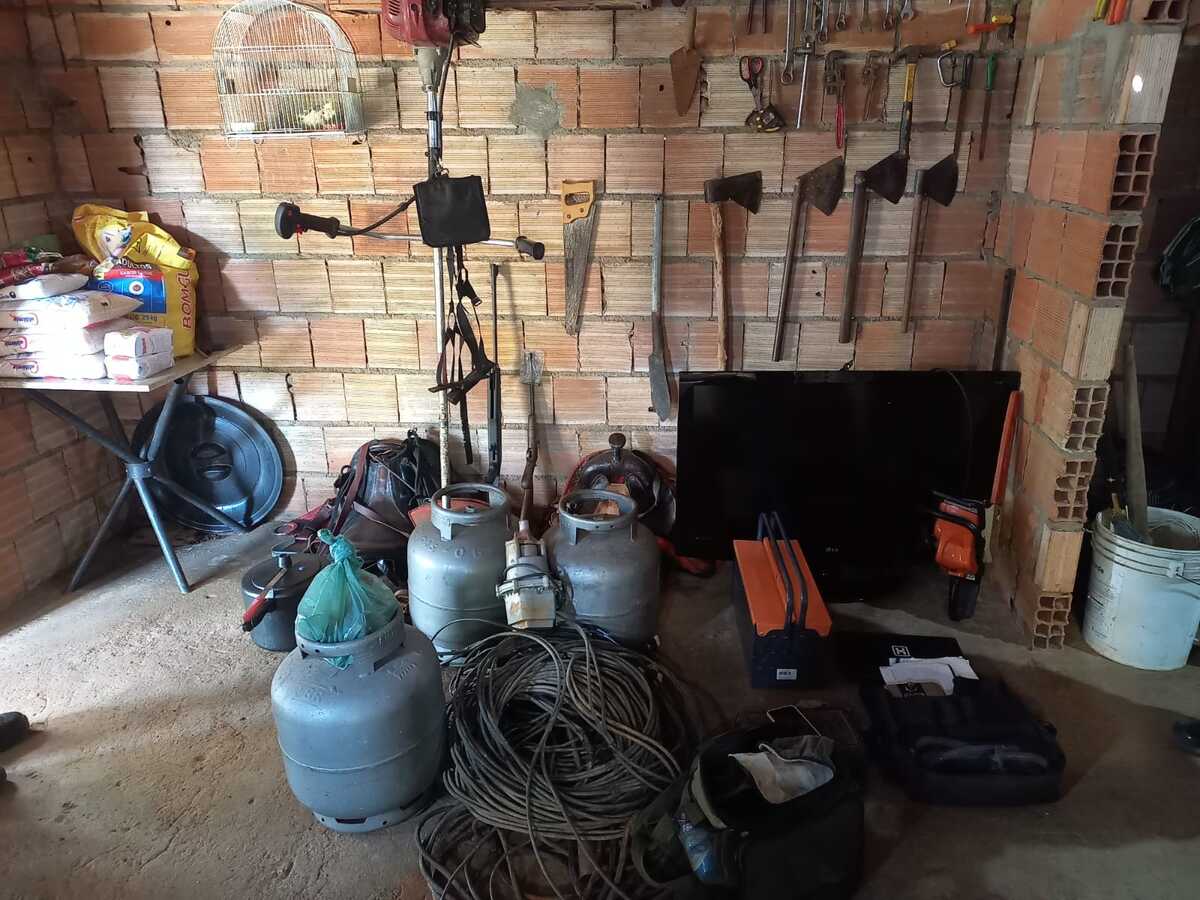 PM recuperou vários objetos de furtos praticados em propriedades rurais em Silvânia (Foto: Divulgação/47ª CIPM)